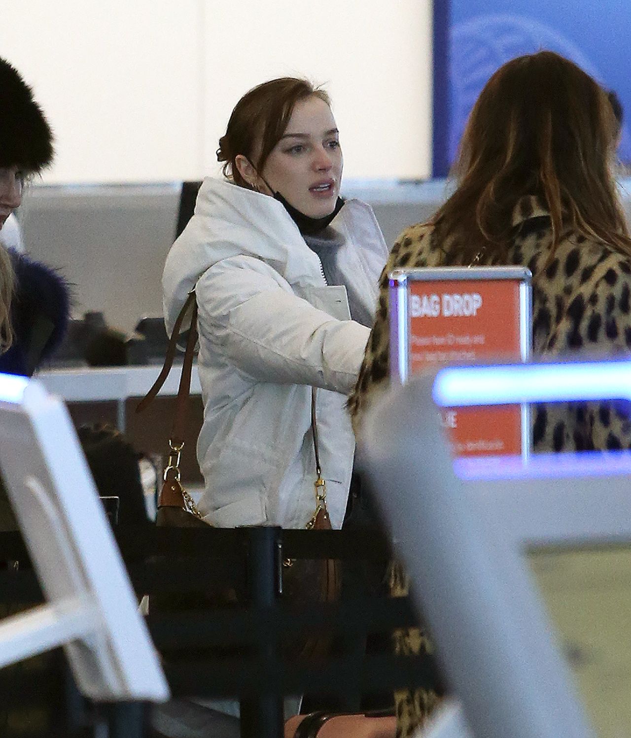 Phoebe Dynevor - Salt Lake City Airport 01/22/2023 • CelebMafia