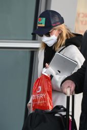 Sarah Michelle Gellar - Arrives at JFK Airport in New York 01/30/2023
