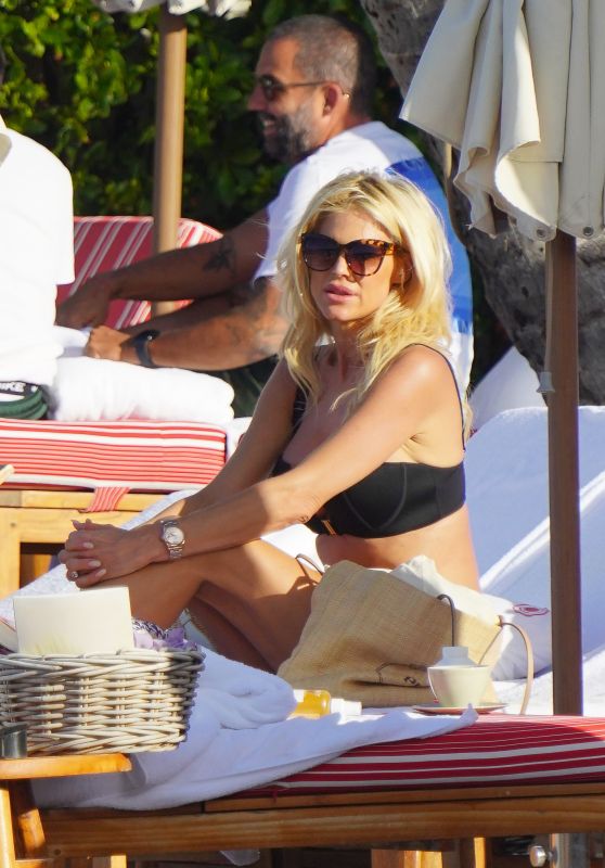 Victoria Silvstedt - Beach in St Barts 01/05/2023