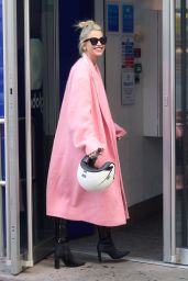Vogue Williams Street Style - London 01/23/2023