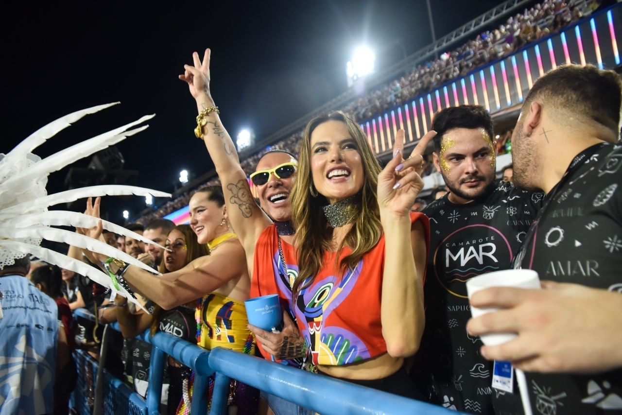 Karneval in Rio - Alessandra Ambrosio feiert im knappen Glitzer-BH