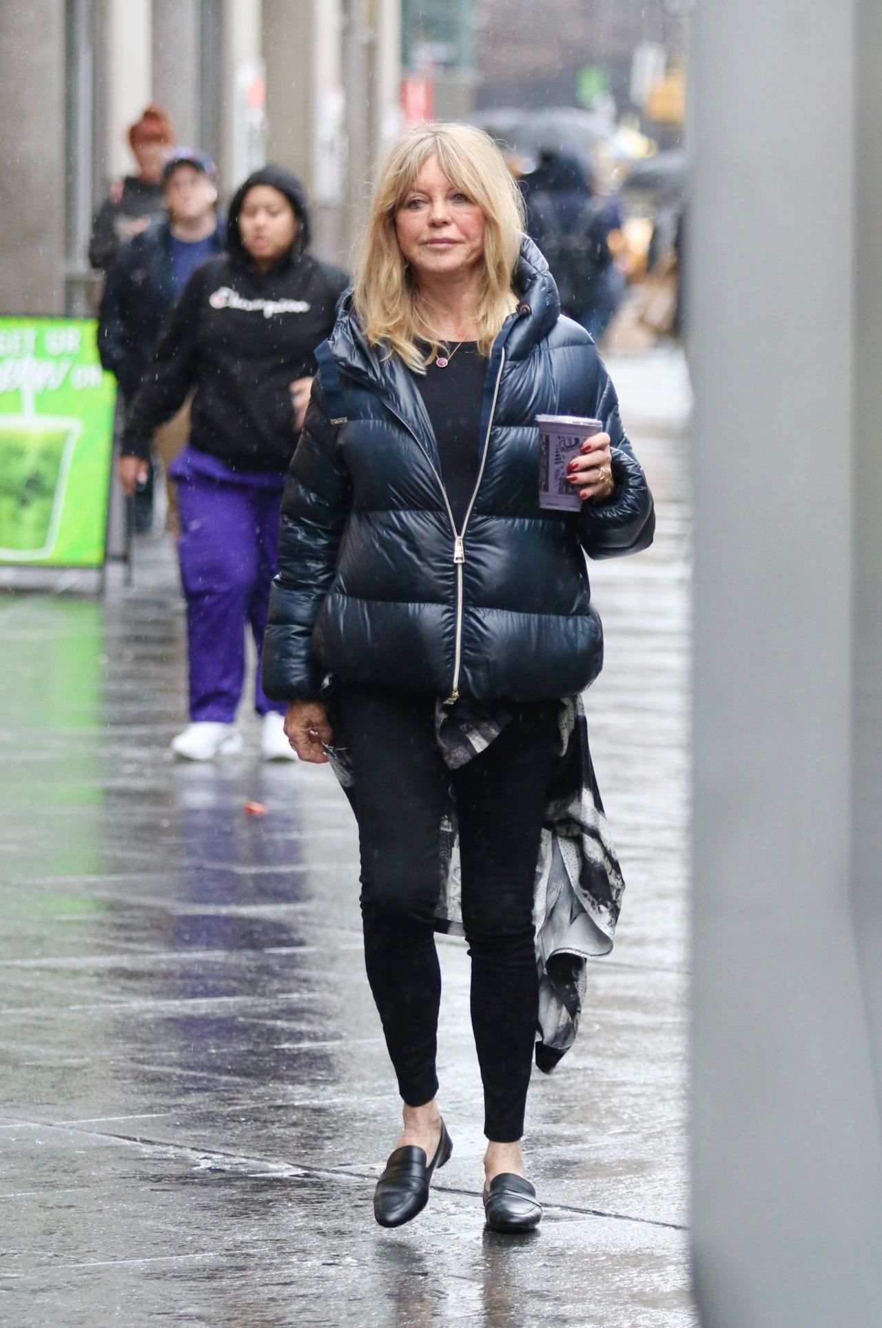 Goldie Hawn in a Stylish Puffer Jacket in Manhattan’s Midtown Area 02