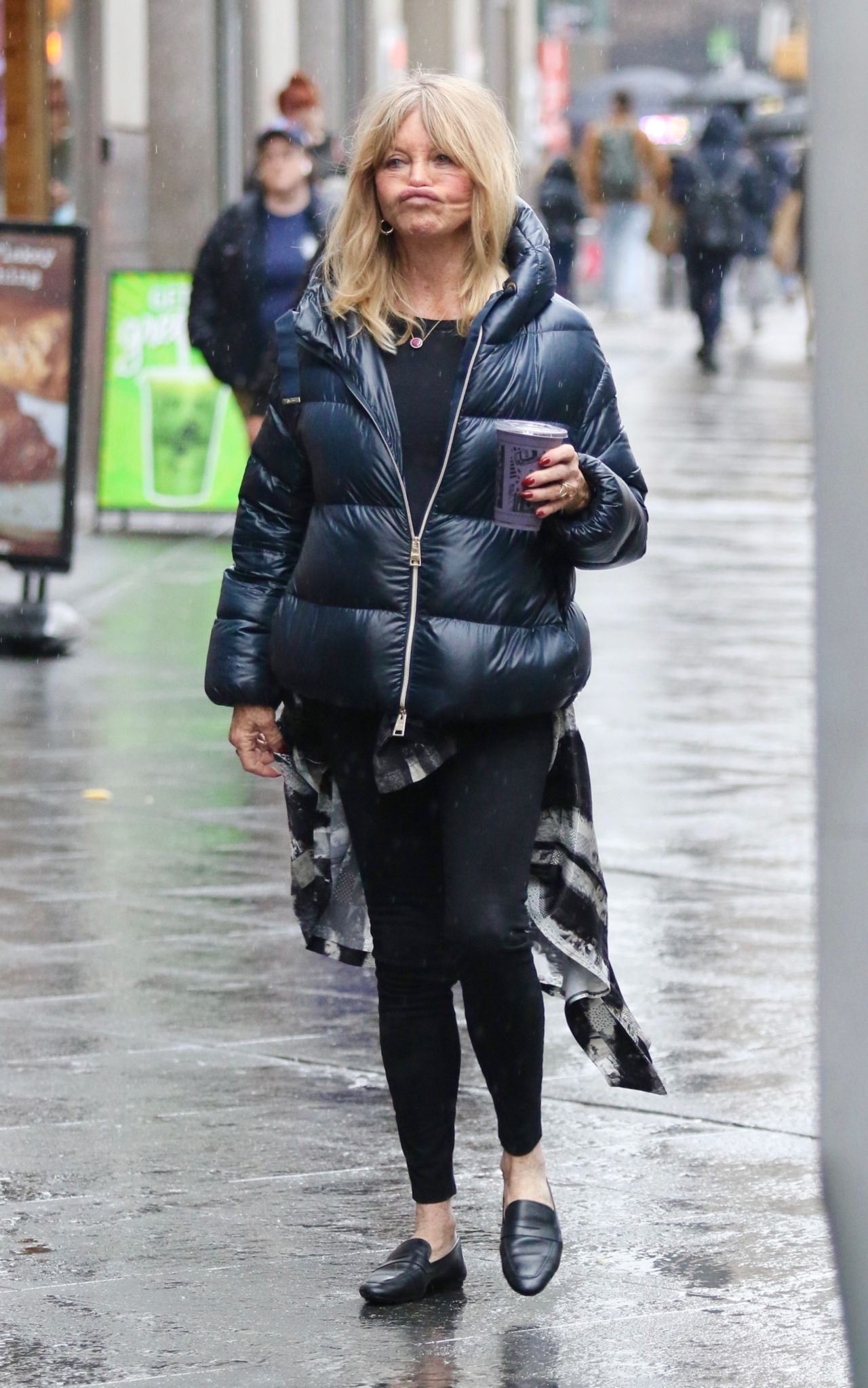 Goldie Hawn in a Stylish Puffer Jacket in Manhattan’s Midtown Area 02