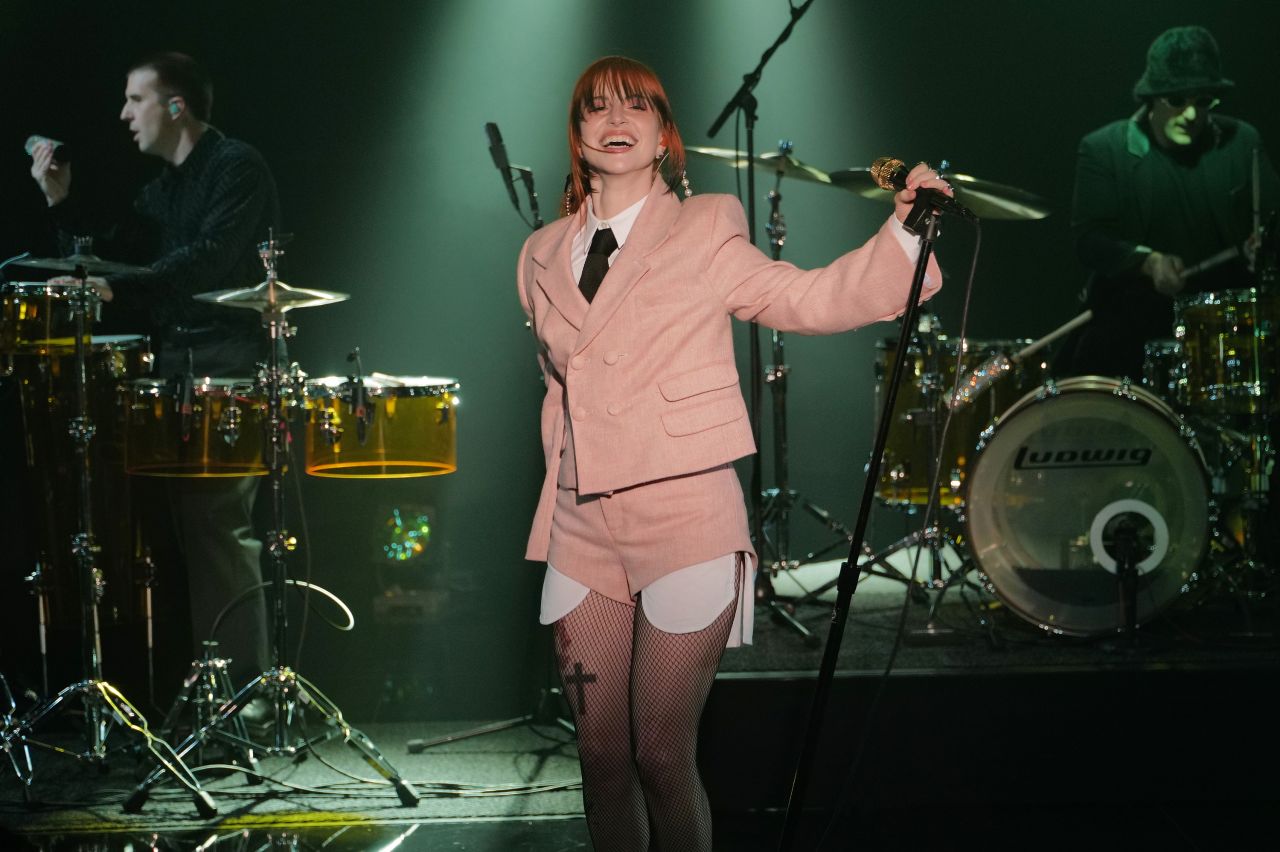 Hayley Williams and Cate Blanchett Hayley-williams-jimmy-kimmel-live-02-15-2023-5