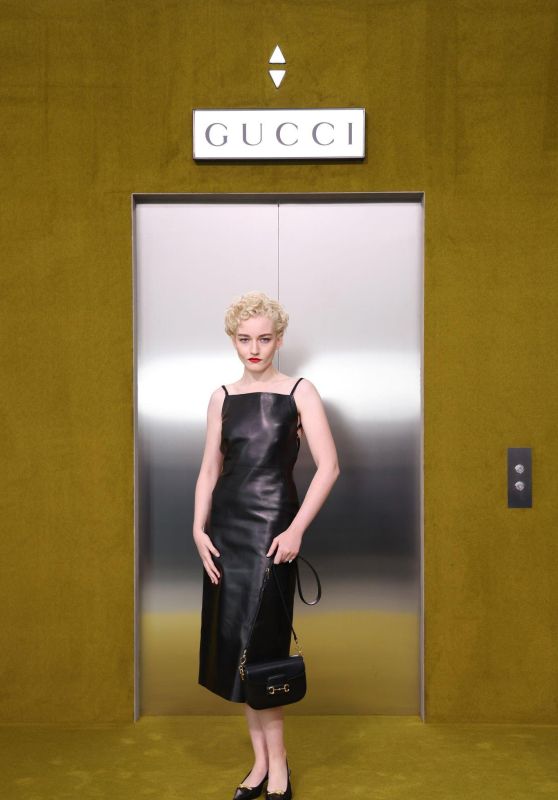 Julia Garner – Gucci Fashion Show in Milan 02/24/2023