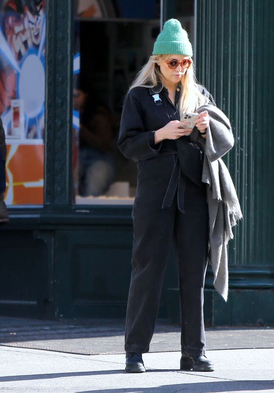 Kate Hudson at Bar Pitti in Soho, New York 02/20/2023