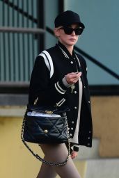 Kimberly Stewart Weaing a Pair of Workout Leggings and White Trainers - Los Angeles 02/01/2023