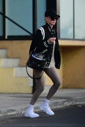 Kimberly Stewart Weaing a Pair of Workout Leggings and White Trainers - Los Angeles 02/01/2023