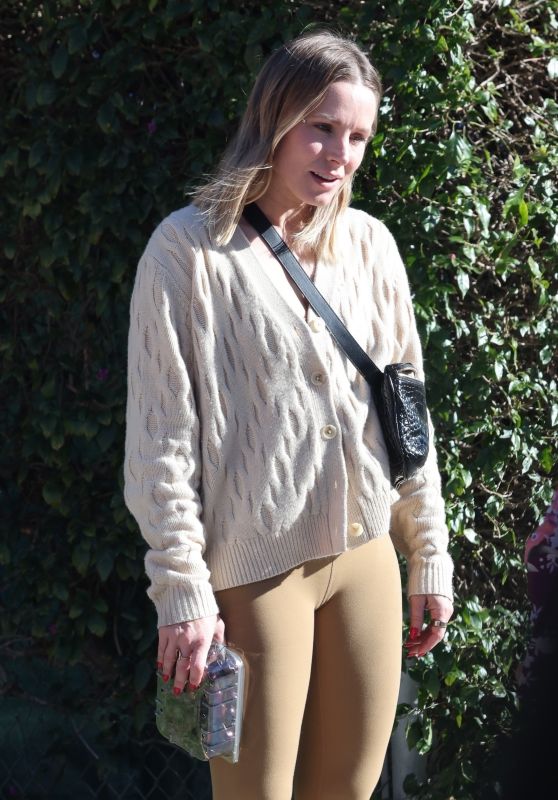 Kristen Bell in Leggings in Los Angeles 02/09/2023