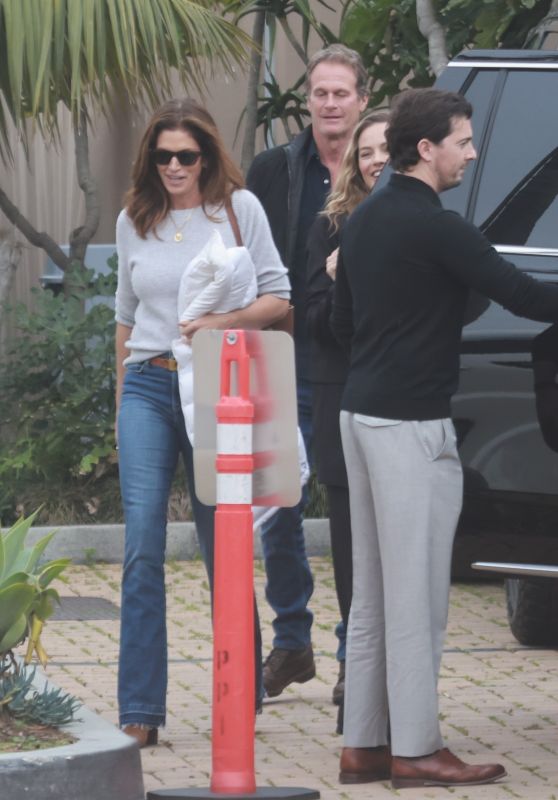 Margot Robbie and Tom Ackerley Meet Up With Cindy Crawford and Rande Gerber - Malibu 01/30/2023