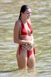 Phoebe Spiller at Sydney beach 02/15/2023