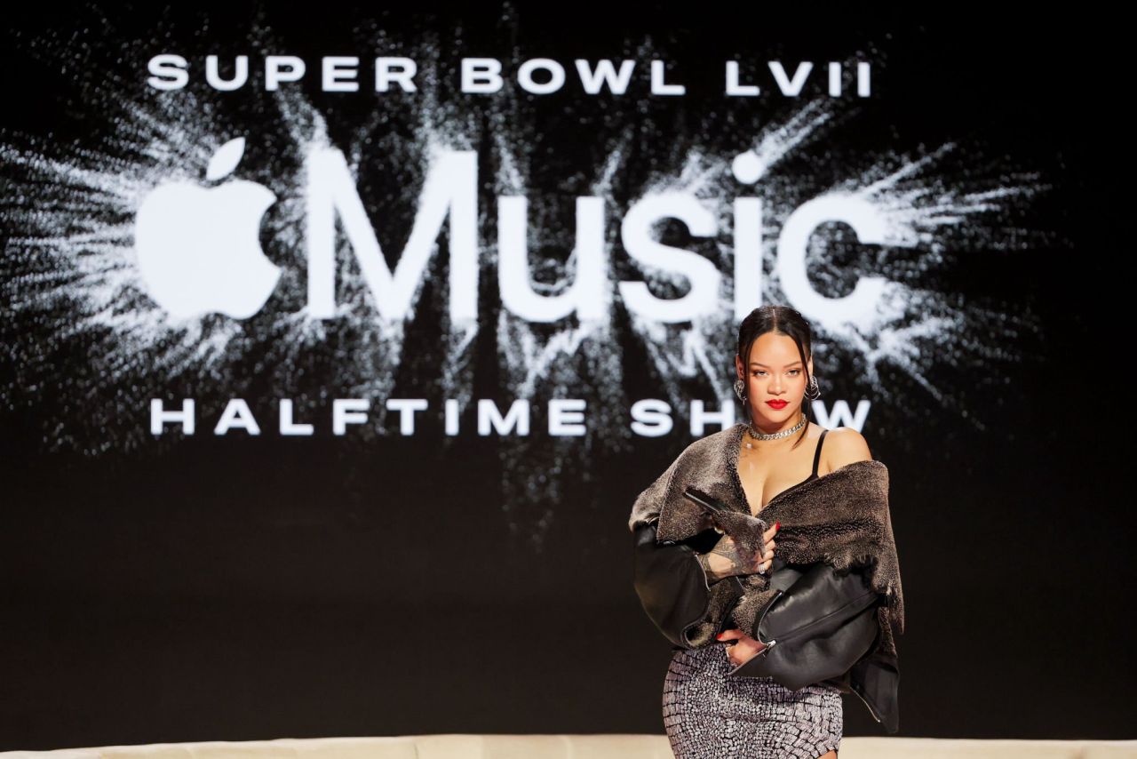 Музыка супер 2023. Риханна 2023. Rihanna super Bowl 2023. Рианна 16:9. Обои Рианна super Bowl Apple.