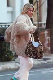 Sienna Miller in a Comfy Looking Jacket With a Leopard Print Handbag - Manhattan’s SoHo Area 02/07/2023