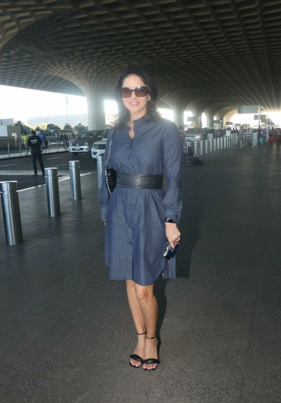Sunny Leone at Mumbai Airport 02/12/2023