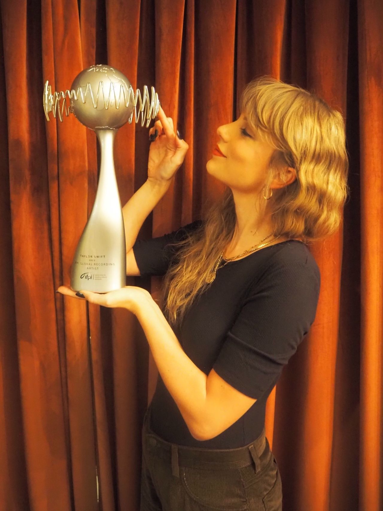 Lovely Taylor Swift showing off IFPI Global Recording Artist of the Year Award