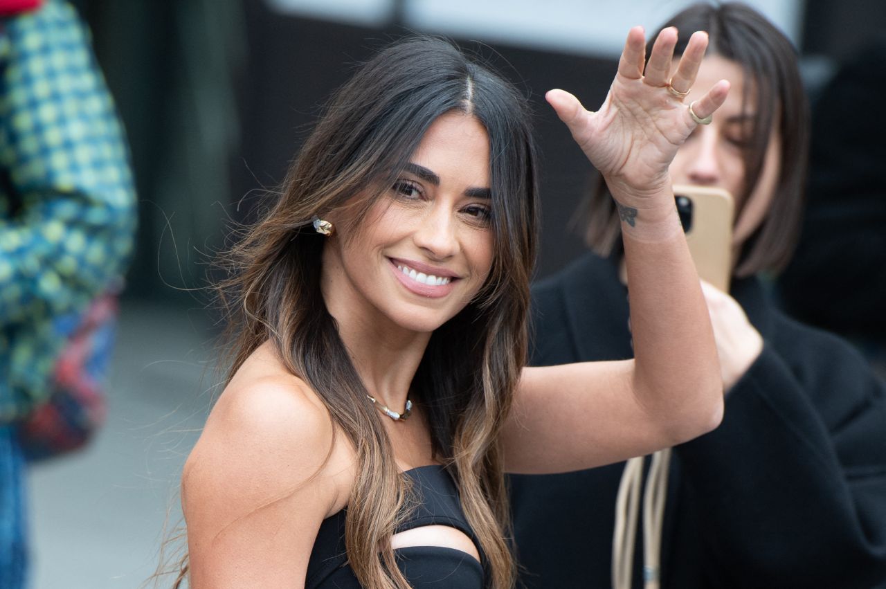Antonella Roccuzzo Messi attending the Louis Vuitton show as part of Paris  Fashion Week Womenswear Spring/Summer 2022 in Paris, France on October 05,  2021. Photo by Aurore Marechal/ABACAPRESS.COM Stock Photo - Alamy