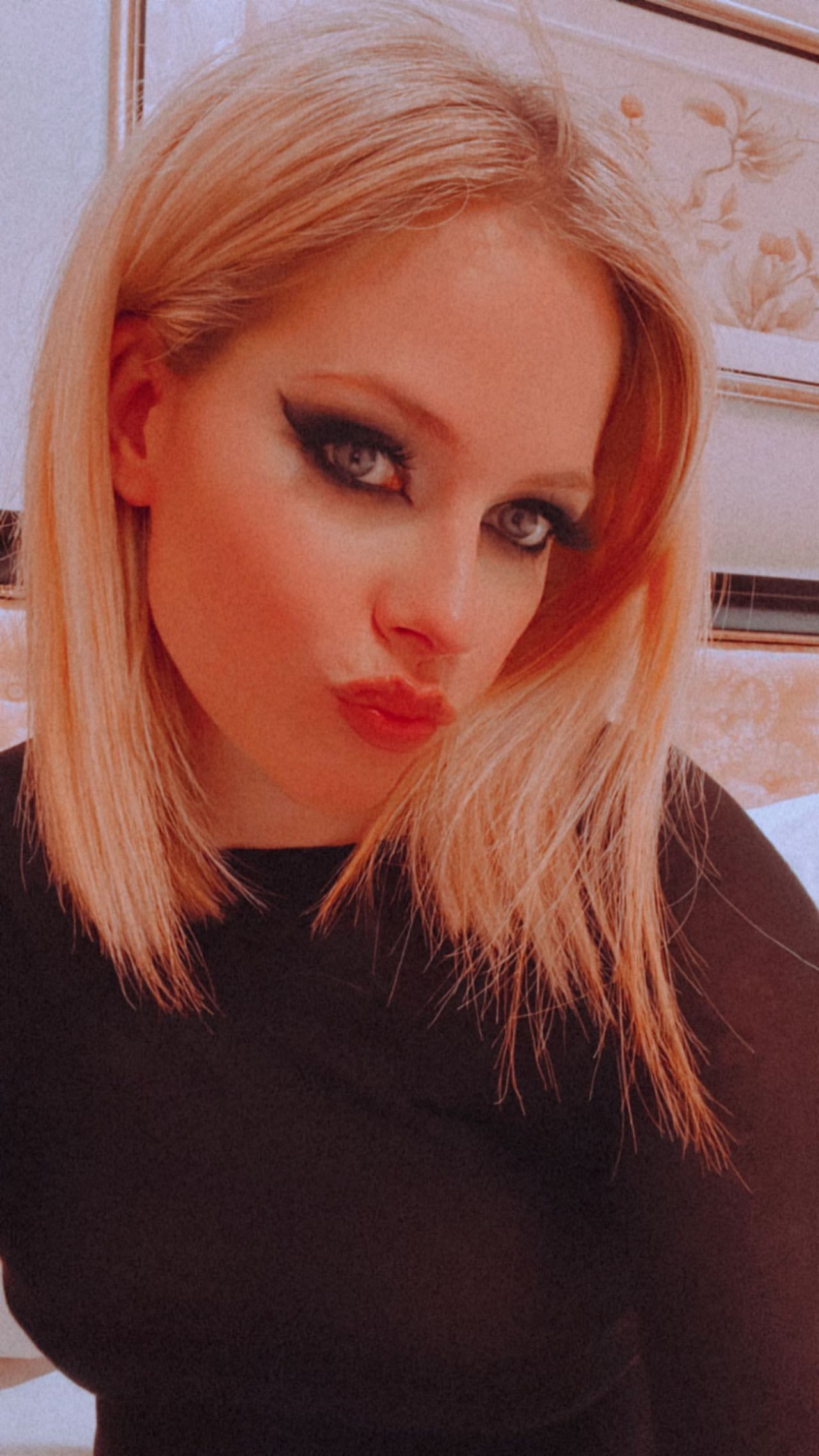 Sexy duck face Avril Lavigne selfie with filter