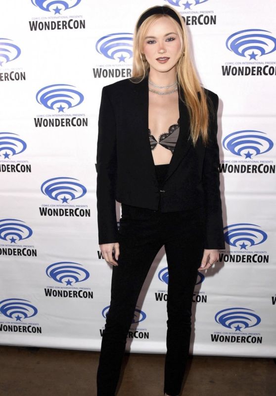 Chloe Rose Robertson - WonderCon Panel for Wolf Pack in Anaheim 03/24/2023