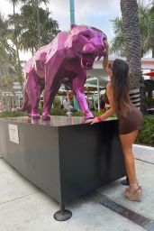 Claudia Romani - Posing With Orlinsky Sculptures in Miami 03/22/2023