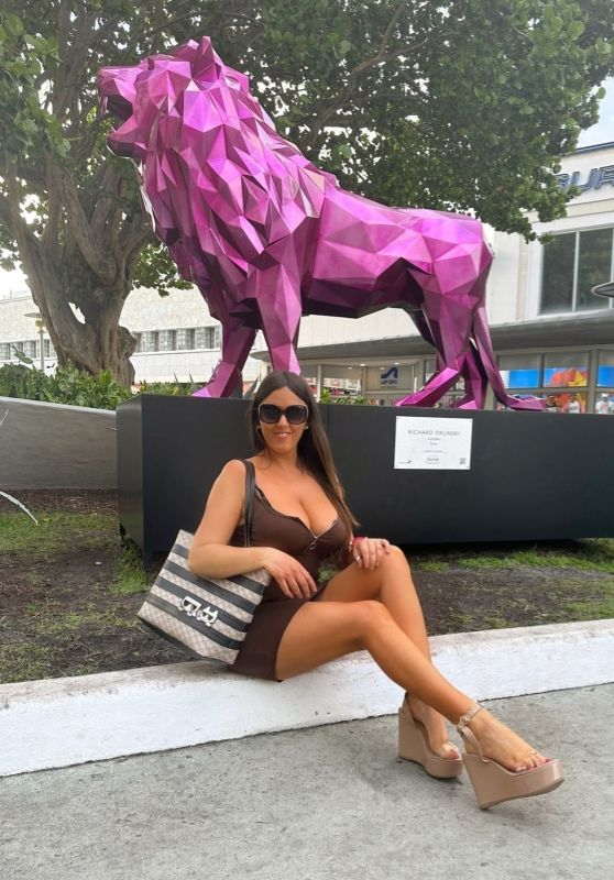 Claudia Romani - Posing With Orlinsky Sculptures in Miami 03/22/2023