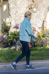 Elizabeth Banks - Walk Around Her Neighborhood in West Hollywood 03/16/2023