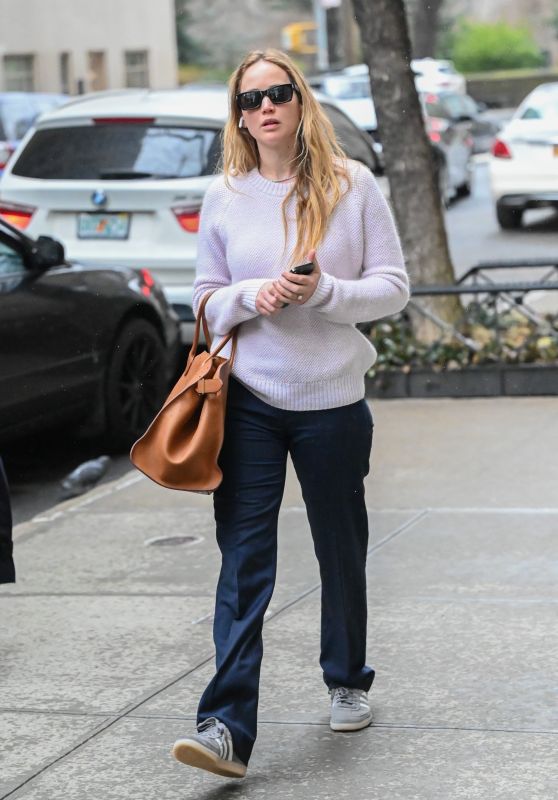 Jennifer Lawrence in Casual Outfit in New York 03/23/2023