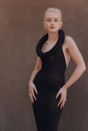 Julia Garner - Vanity Fair Oscar Party Portrait March 2023 (+3)