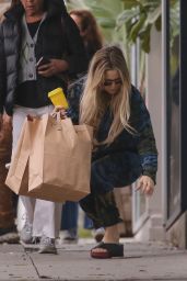 Kate Hudson - Shops for Groceries at La La Land Cafe in Brentwood 03/16/2023