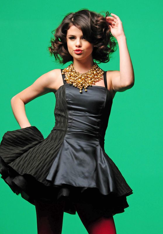 Selena Gomez - Greenscreen Photo Shoot While Filming "Naturally" 2009