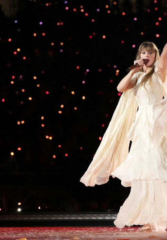 Taylor Swift - Performing at the Eras Tour in Glendale 03/17/2023 (more photos)