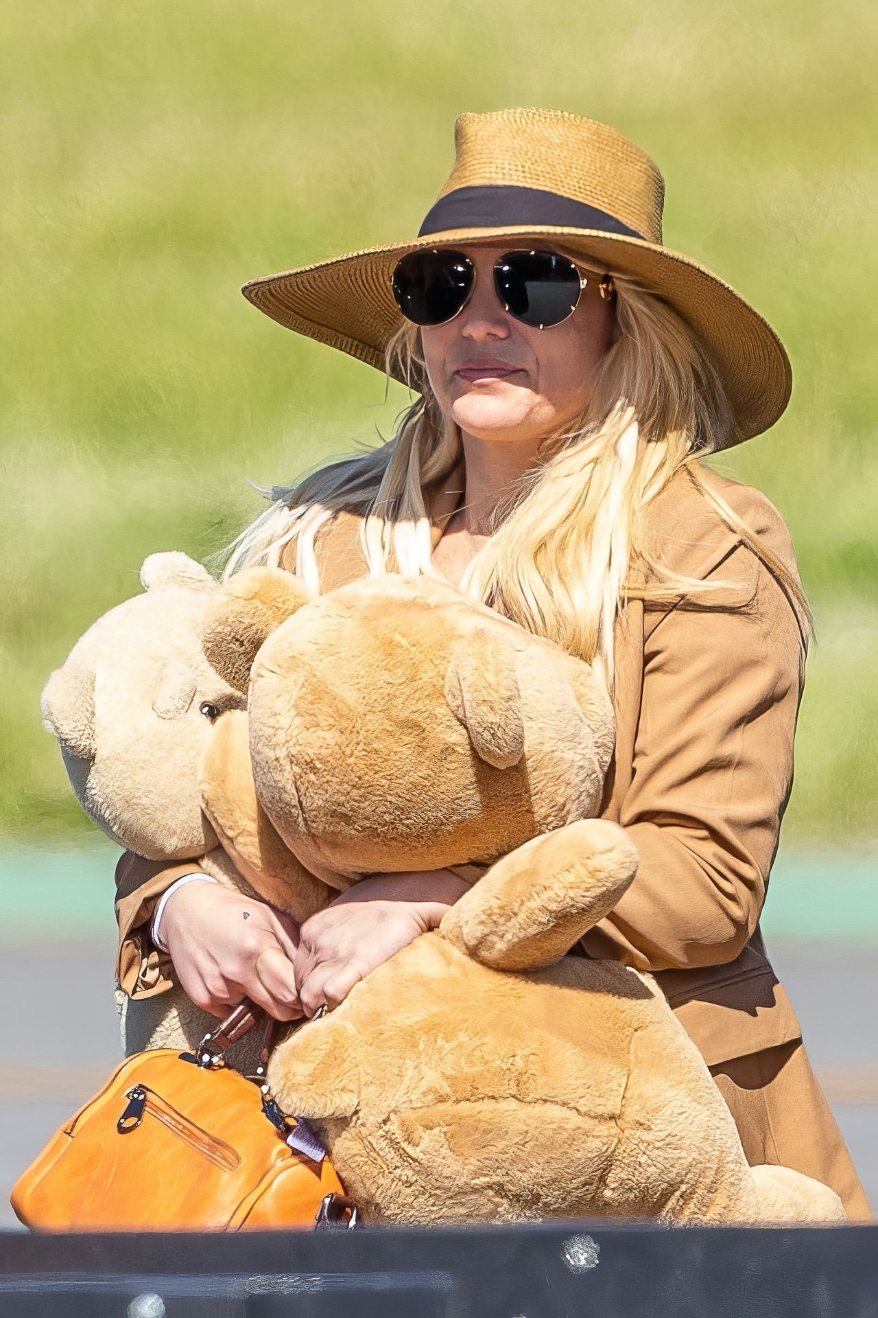 https://celebmafia.com/wp-content/uploads/2023/04/britney-spears-arriving-in-los-angeles-04-06-2023-5.jpg