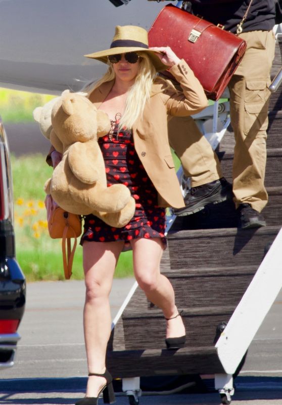Britney Spears - Arriving in Los Angeles 04/06/2023