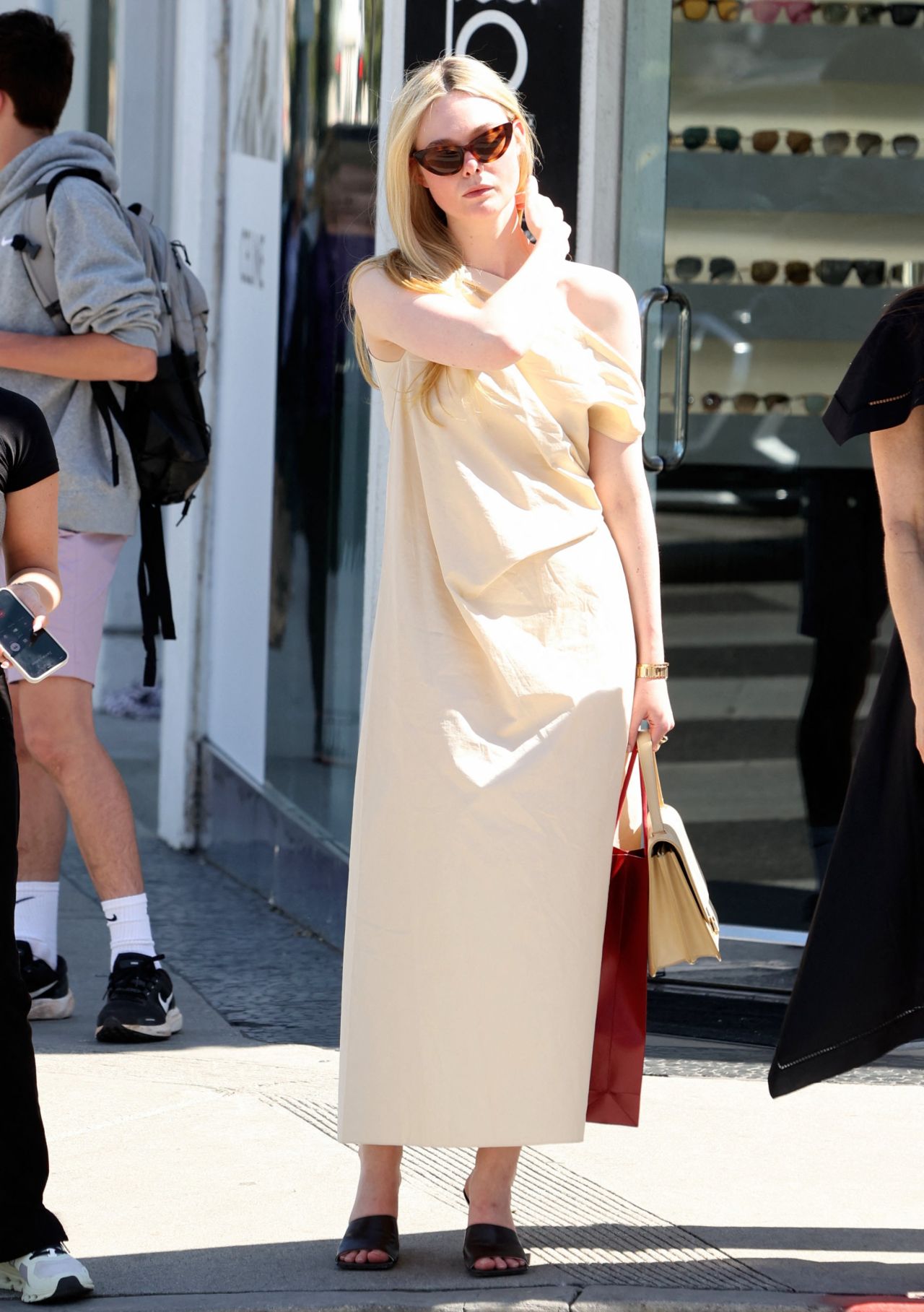 Elle Fanning - Shopping in 90210 Beverly Hills 04/07/2023 • CelebMafia