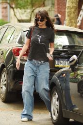 Emily Ratajkowski in Baggy Jeans and a Black Cropped Tee - Manhattan 04/26/2023