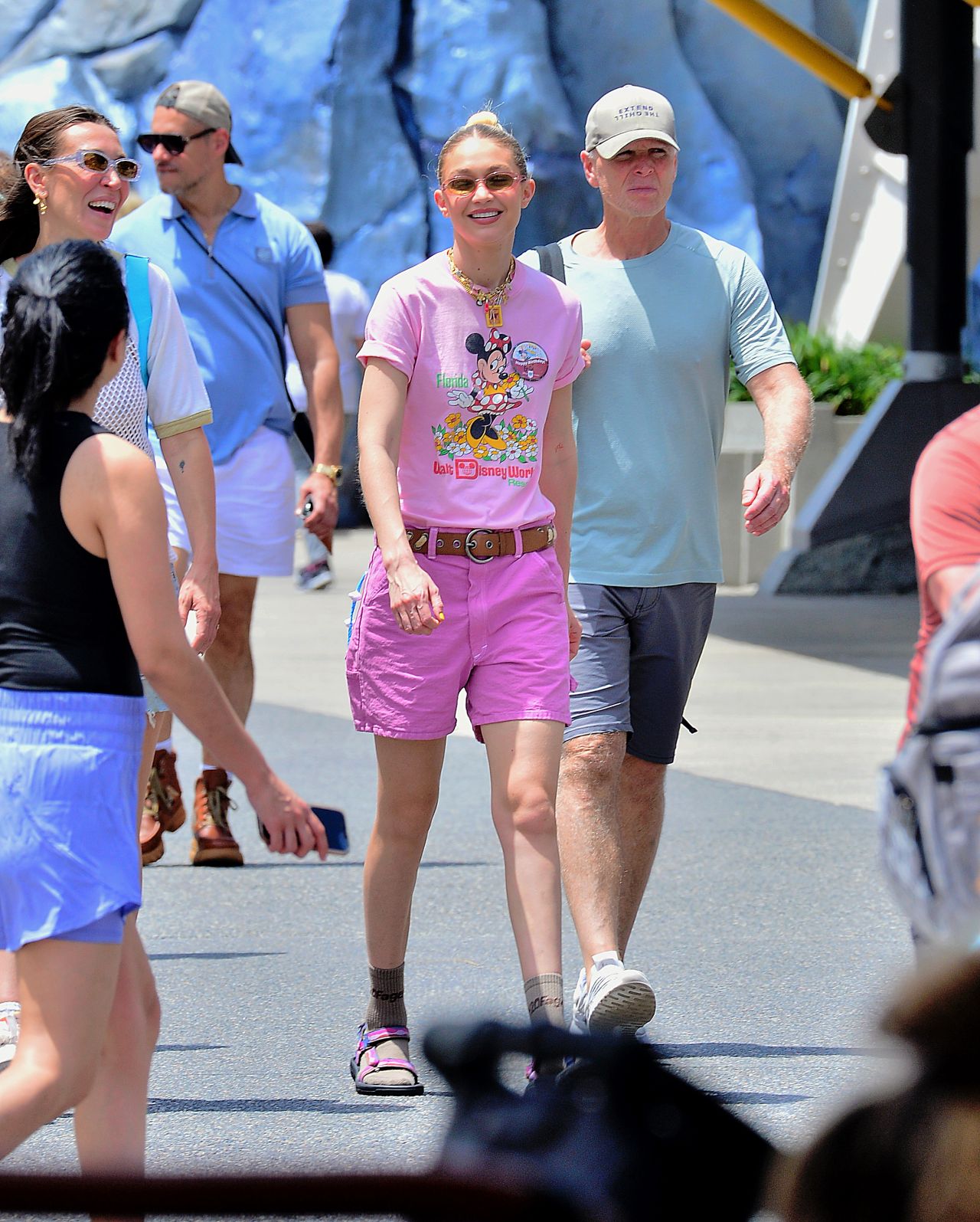 gigi-hadid-on-her-28th-birthday-at-walt-disney-world-in-olando-04-23-2023-3.jpg (1280×1595)