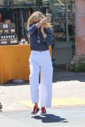Gwyneth Paltrow Street Style - Malibu 04/07/2023