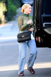 Hilary Duff - Grabs a Pizza in LA 04/10/2023