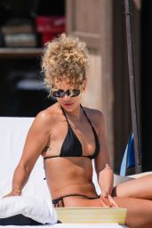 Jasmine Sanders in a Black Bikini at the Beach of The Setai Hotel in Miami Beach 04/02/2023