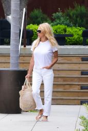Pamela Anderson - Shopping in Malibu 04/10/2023