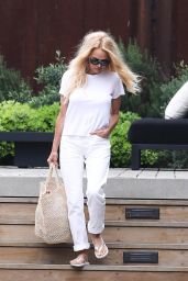 Pamela Anderson - Shopping in Malibu 04/10/2023