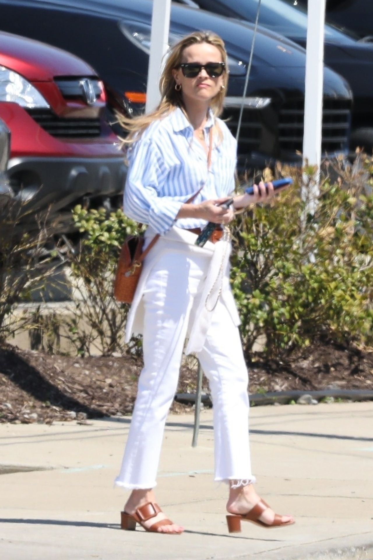 Reese Witherspoon sexy coastal chic street style