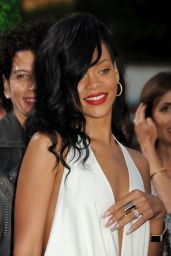 Rihanna - "Battleship" Premiere in Los Angeles 05/10/2012