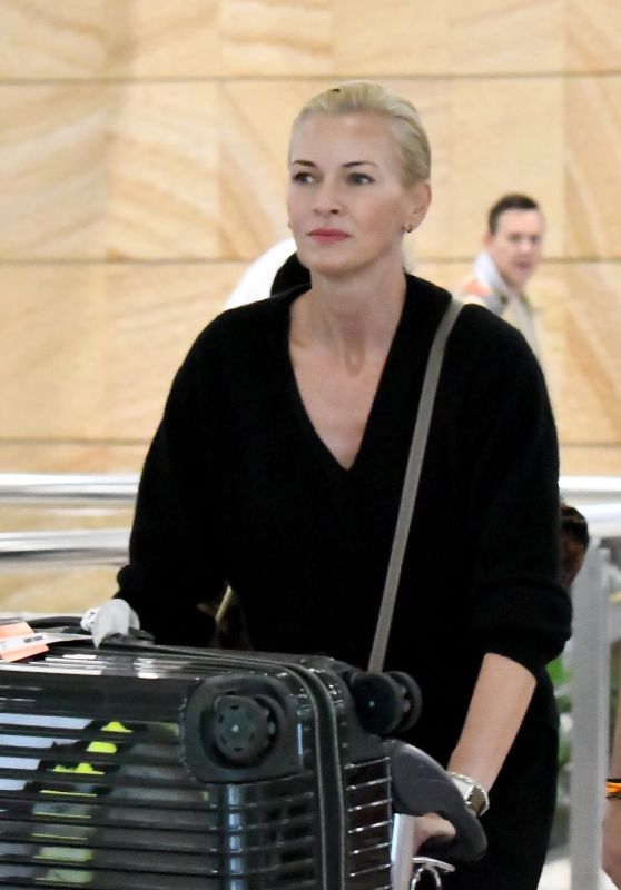 Sarah Murdoch at Sydney International Airport 04/16/2023