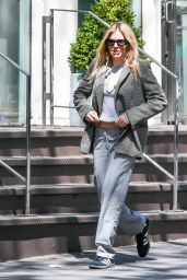 Sienna Miller Street Style - New York 04/19/2023