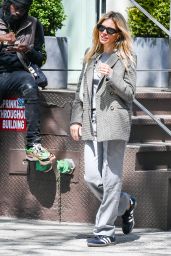 Sienna Miller Street Style - New York 04/19/2023