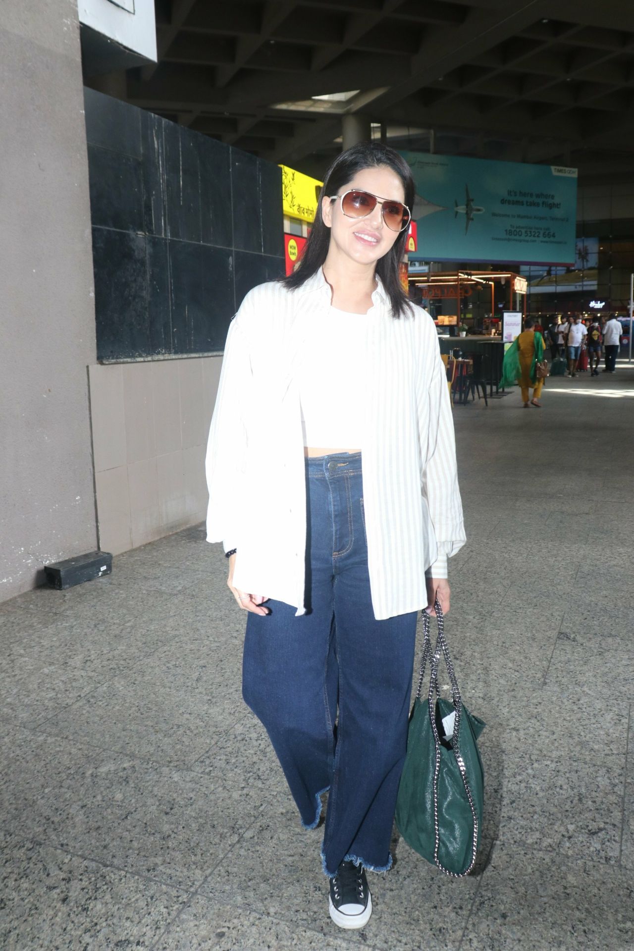 Sunny Leone at Mumbai Airport 04/27/2023 • CelebMafia