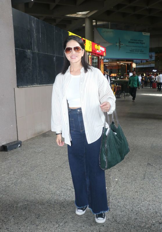Sunny Leone at Mumbai Airport 04/27/2023