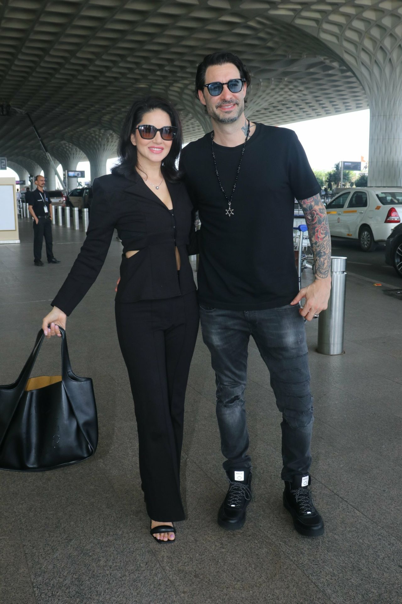 Sunny Leone - Mumbai airport 04/14/2023 • CelebMafia