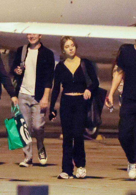 Sydney Sweeney and Glen Powell at Sydney Airport 04/05/2023