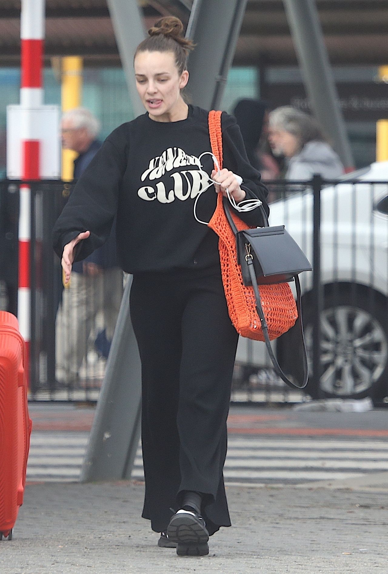 Abbie Chatfield - Arriving At Perth Airport 05/11/2023 • CelebMafia